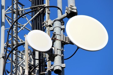 Paraboles sur un relais de télécommunication