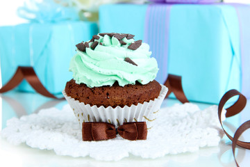 Obraz na płótnie Canvas Tasty cupcake with gifts close up