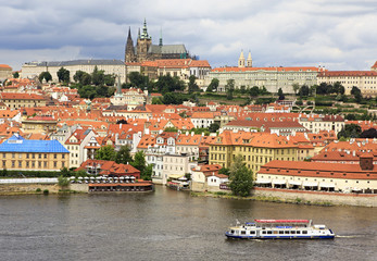 Obraz premium Motor ship on the river Vltava in the background Prague Castle.