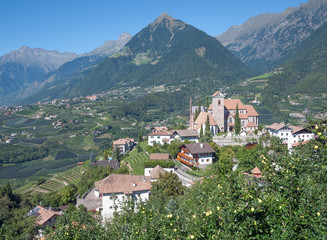 Fototapeta na wymiar Zobacz ponad Scena z Dorf Tirol niedaleko Merano w Południowym Tyrolu
