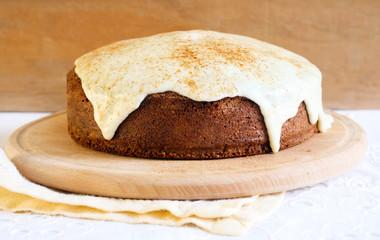 Cake glazed with yogurt and cinnamon