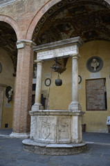 Corte rinascimentale con pozzo, Siena