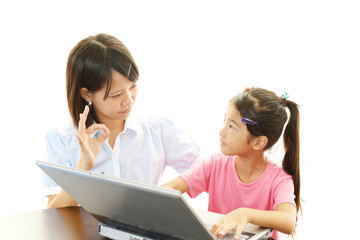 勉強に励む女の子