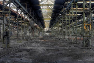 Verlassene Halle, mehrere Bilder verfügbar