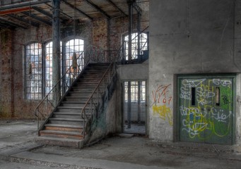 Alte Treppe in einer verlassenen Halle