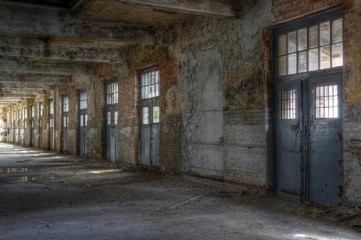 Verlassene Halle, mehrere Bilder verfügbar