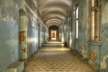 Selbstklebende Fototapete Altes Krankenhaus Beelitz Alter Flur in den Beelitzer Heilstätten