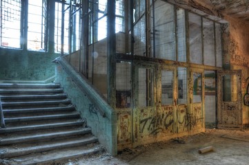 Fototapeta na wymiar Stare windy w opuszczonym szpitalu