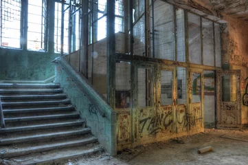Zelfklevend Fotobehang Oude lift in een verlaten ziekenhuis © Stefan Schierle