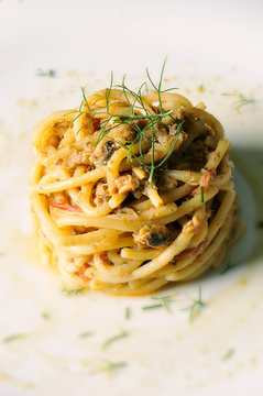 maccheroni con alici, uvetta e pinoli
