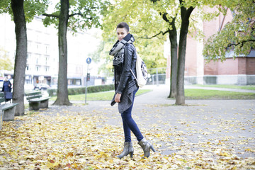 junge Frau im Park © Peter Atkins