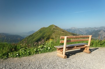 Sitzbank in den Alpen