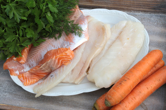Fisch mit Petersilie und Karotten