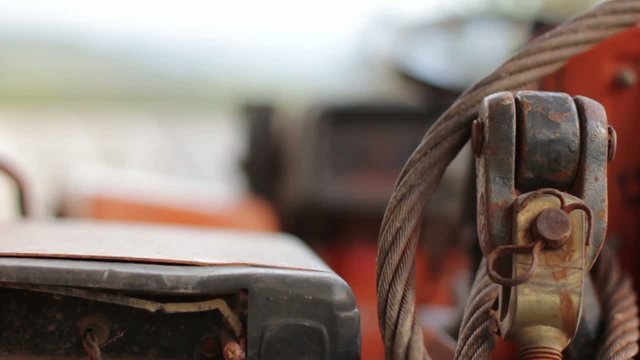 Trattore agricolo vecchio e arrugginito