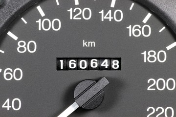 analoger Kilometerzähler eines Autos