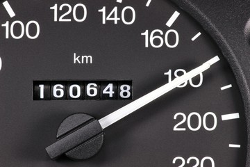 analoger Tacho eines Autos - 180 km/h