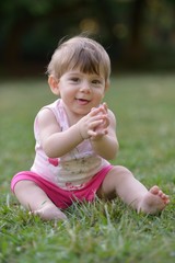 bimba sul prato