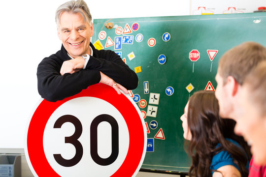 Fahrlehrer mit Klasse von Fahrsch&uuml;ler