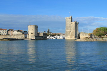 Fototapeta na wymiar Tours médiévales de la Rochelle