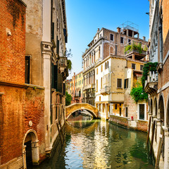 Obrazy na Plexi  Pejzaż Wenecji, budynki, kanał wodny i most. Włochy