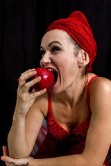 Femme et pomme rouge