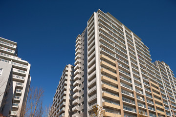 新興住宅街の高層マンション