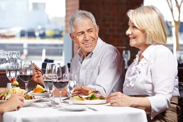 Wandaufkleber Restaurant Zwei Senioren essen im Restaurant