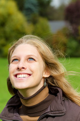 Junge Frau mit Blick nach oben