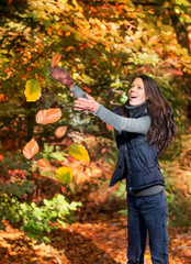 Junge Frau fängt Herbstlaub