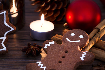 Fototapeta na wymiar Gingerbread man i inne świąteczne ciasteczka