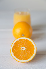 Orangensaft im Glas und Orange