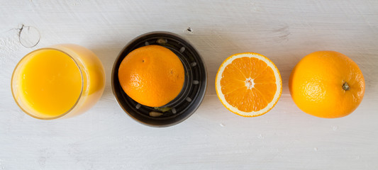 Saftpresse und Orange