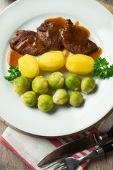 Würzige Sojasteaks mit Sprossenkohl und Kartoffeln