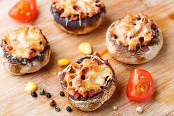 Stuffed champignons with ham and cheese