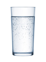 glas mineraalwater op witte achtergrond
