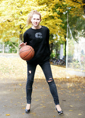 junges M&auml;dchen mit Ball