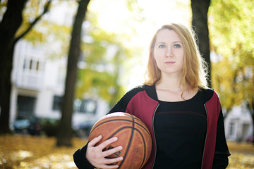 junges Mädchen mit Basketball