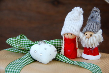 zwei Wichtel mit Geschenk