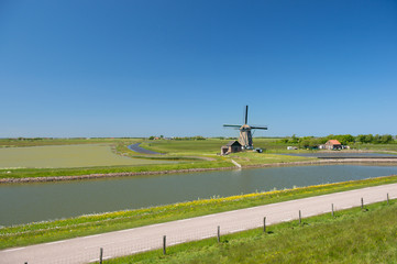 Fototapeta na wymiar Wiatrak na holenderskiej wyspie Texel