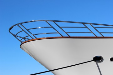 Proue d'un yacht à quai