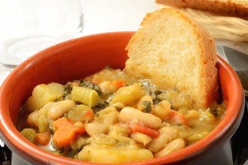 Minestra di verdure con crostini di pane