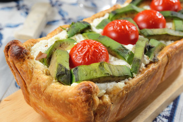 Sformato di pasta, formaggio, pomodori e avocado