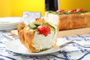 Sformato di pasta, formaggio, pomodori e avocado