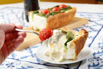 Sformato di pasta, formaggio, pomodori e avocado