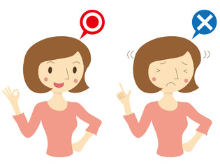 判定サインを出す女性