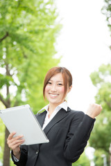 Fototapeta premium タブレットを見る女性 ビジネス