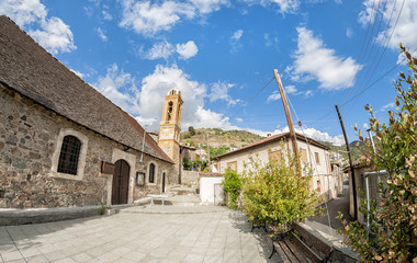 Fototapeta na wymiar Kościół w miejscowości Gourri