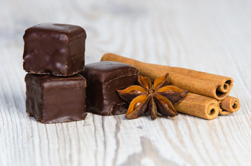 Zimtstangen und Schokolade