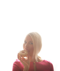 junge Frau beißt in Donut