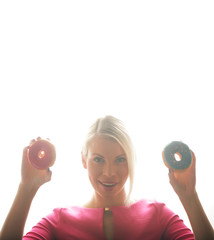 glückliche Frau mit Donuts